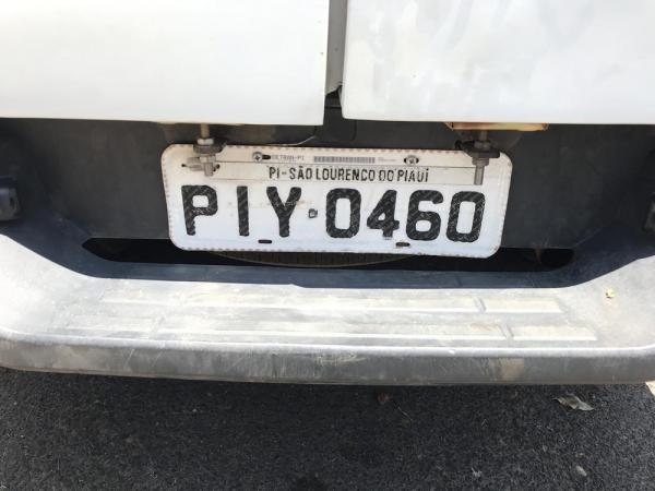 Placa da ambulância de prefeitura do Piauí não tem registro, segundo a PRF.(Imagem: Lorena Linhares/G1)