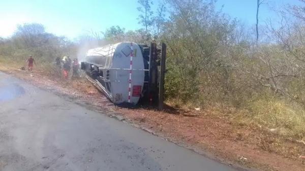 Caminhão tombado(Imagem:Divulgação/PRF)