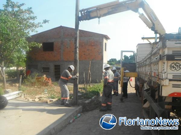 Caminhão bate em fios de alta tensão e derruba postes em Floriano.(Imagem:FlorianoNews)