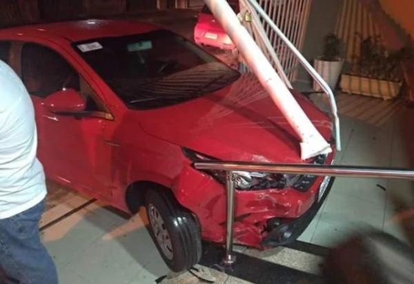 Motorista atropela fiéis em frente a igreja em Teresina.(Imagem:STM Web)