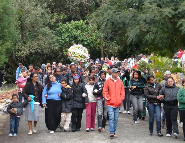 Família e amigos seguem em cortejo para o enterro do adolescente (Imagem:Juliana Cardilli/G1)
