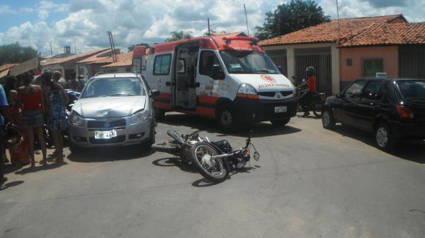 Carro e moto colidem de frente no bairro Ibiapaba.(Imagem:FlorianoNews)