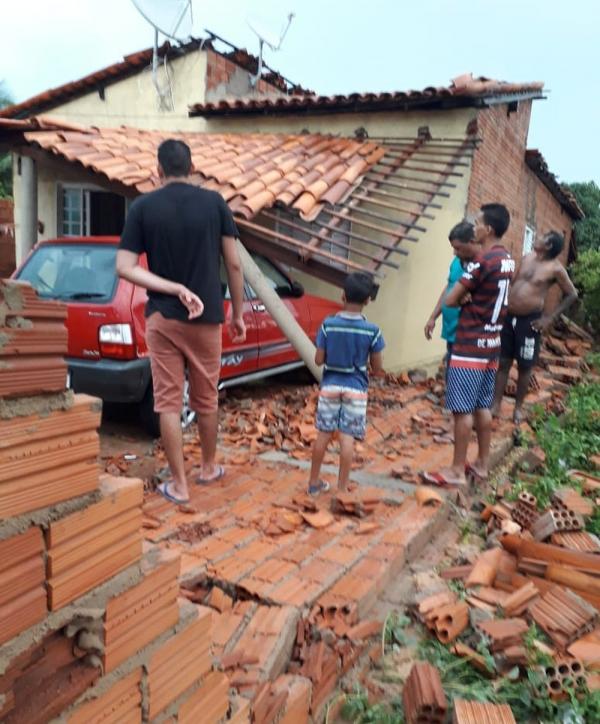 Muro e telhado de residência caem durante chuva(Imagem:Arquivo Pessoal /Paulo Cunha)