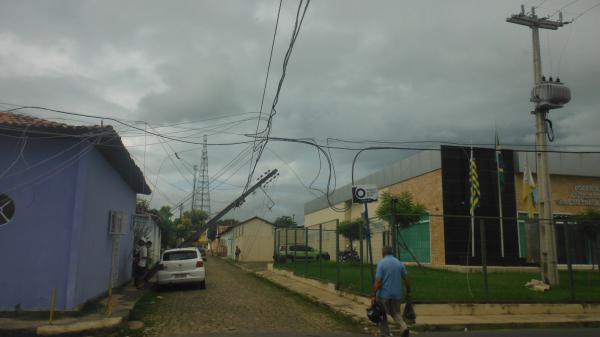 Caminhão arranca fios, quebra poste e danifica carro no centro de Floriano.(Imagem:FlorianoNews)