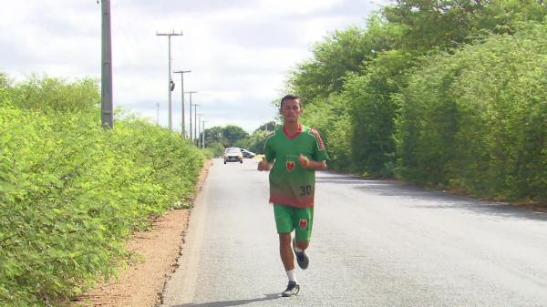 Sob o sol do sertão pernambucano, volante do Petrolina corre 12km em direção ao local de treino(Imagem:Reprodução/TV Globo)