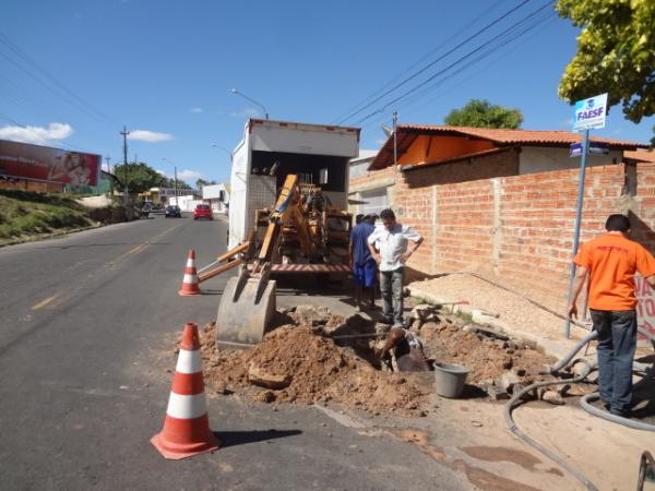 Vazamento de água na Av. Bucar Neto já foi solucionado.(Imagem:FlorianoNews)