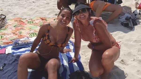 Anitta curte praia no Rio e posa com fã(Imagem:Reprodução/Instagram)
