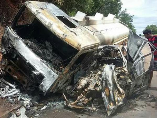 Veículos ficaram carbonizados após choque em Cristalândia.(Imagem:Arquivo Pessoal)