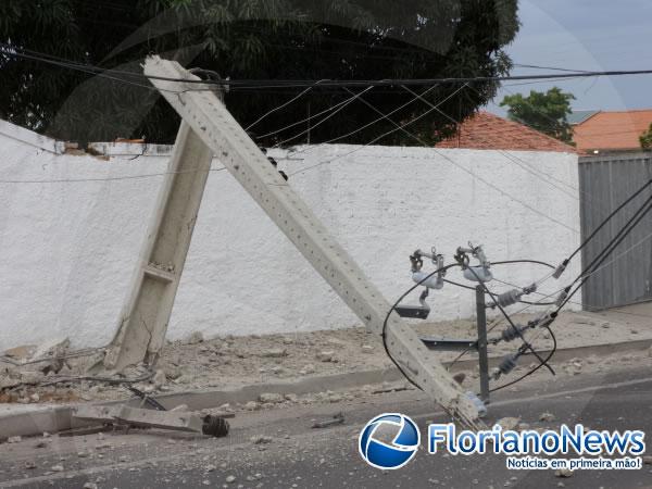 Motorista que disputava racha bate carro e derruba poste em Floriano.(Imagem:FlorianoNews)
