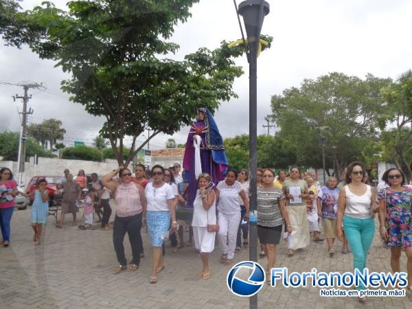 Mulheres participaram da Procissão da Senhora da Soledade em Floriano.(Imagem:FlorianoNews)