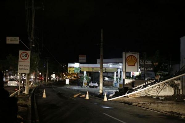 Forte chuva derruba placa na Avenida João XXIII e deixa moradores sem energia.(Imagem:Marcelo Cardoso)