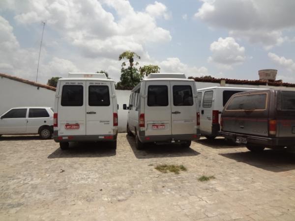 Vans são apreendidas com documentação irregular em Floriano.(Imagem:FlorianoNews)