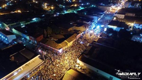 Chicabana reúne milhares de pessoas no quarto dia do Carnaval de Floriano.(Imagem:SECOM)