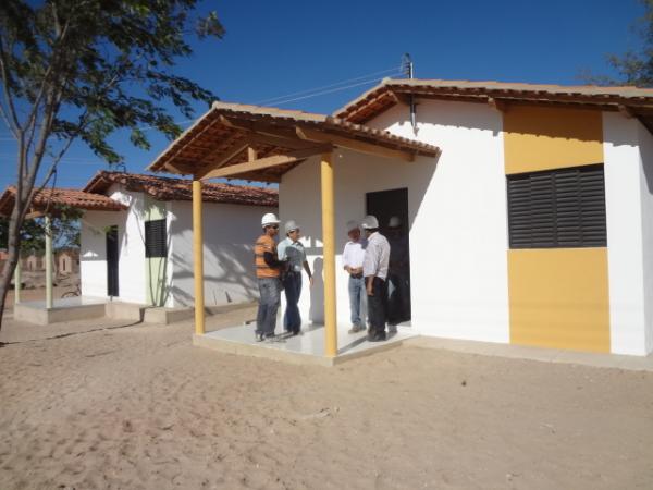  Prefeito visita obras de Conjunto Habitacional em Floriano.(Imagem:FlorianoNews)