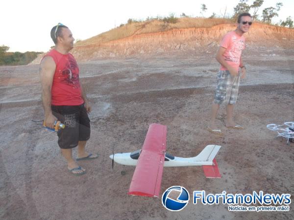 Amigos se divertem com aeromodelismo em Floriano.(Imagem:FlorianoNews)