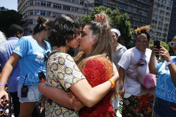 Bela Gil e Preta Gil dão selinho.(Imagem:Felipe Panfili/AgNews)