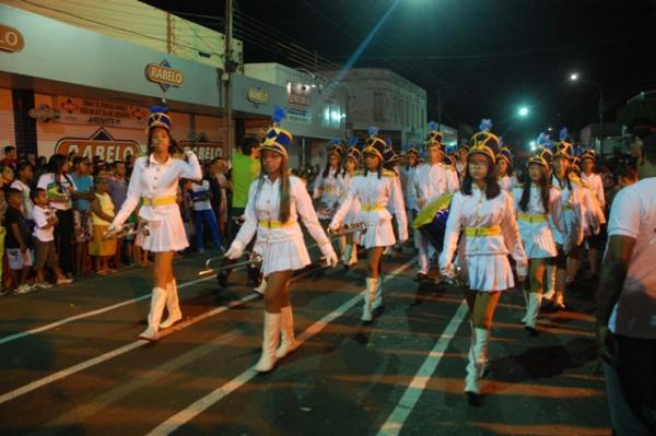 Florianenses prestigiaram o desfile cívico militar de 7 de Setembro.(Imagem:Waldemir Miranda)