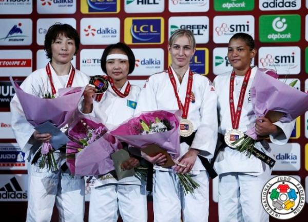 Sarah Menezes no pódio do Grand Slam de Paris.(Imagem:IJF Media by G. Sabau)