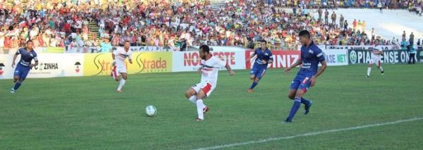 Sem Marabá no segundo tempo, Marciano ficou isolado na área.(Imagem:Emanuele Madeira/GLOBOESPORTE.COM)