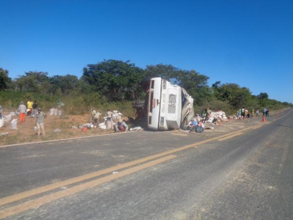 Carreta carregada de milho tomba na BR 230, em Barão de Grajaú.(Imagem:FlorianoNews)