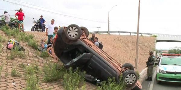 Carro cai de viaduto após motorista perder controle do veículo na Zona Sul de Teresina(Imagem:TV Clube)