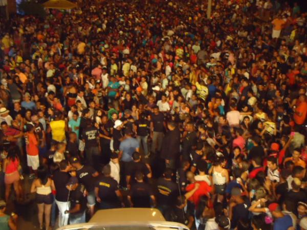 Arrastão leva milhares de pessoas à Avenida Beira-rio, em Floriano.(Imagem:FlorianoNews)