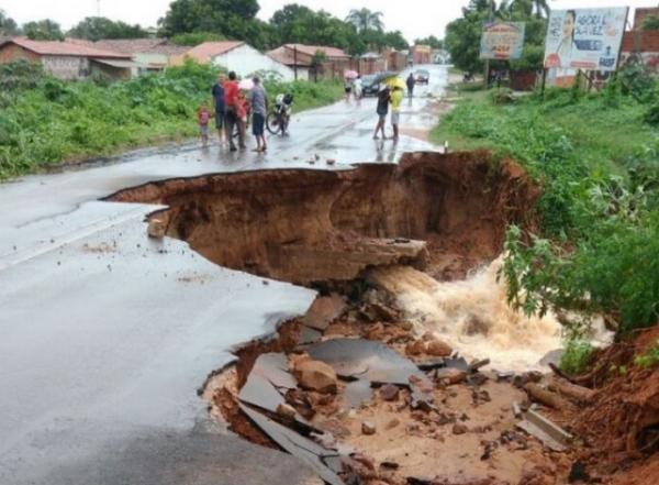 Chuva abre cratera e via de saída de município é interditada.(Imagem:Portal SRN)