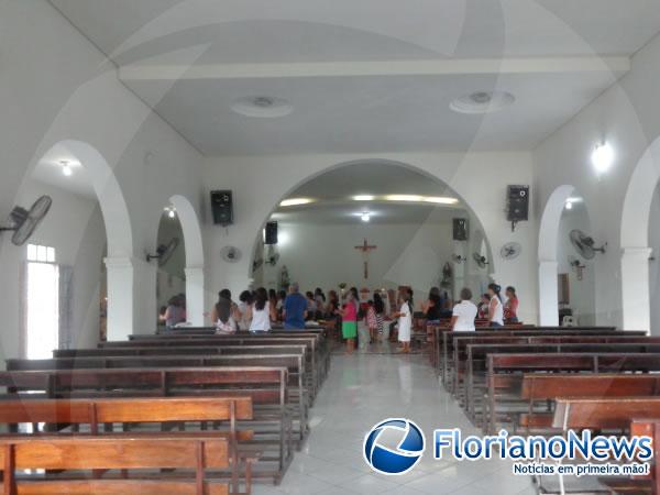 Católicos celebram Corpus Christi com missa e procissão.(Imagem:FlorianoNews)