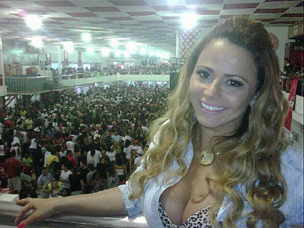 Viviane Araújo posa no camarote da escola(Imagem:Divulgação)