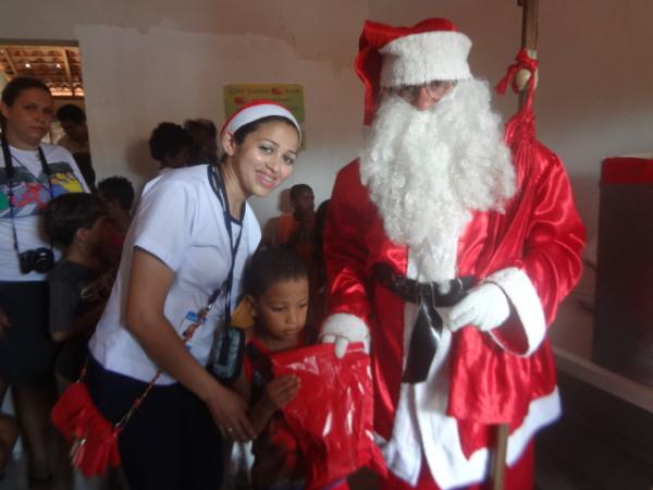 Papai Noel distribuiu presentes para crianças em Floriano.(Imagem:FlorianoNews)