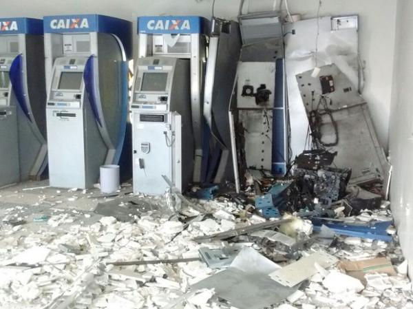 Caixas ficaram destruídos com a explosão durante a madrugada.(Imagem:Renan Nunes/TV Clube)