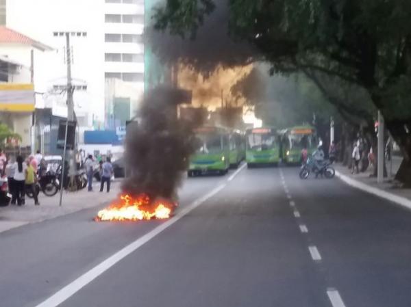Protestantes ateiam fogo em pneus em avenida de Teresina.(Imagem:Ellyo Texeira/G1)