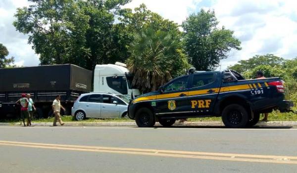 Carreta e veículo de passeio se chocam na BR-230.(Imagem:FlorianoNews)