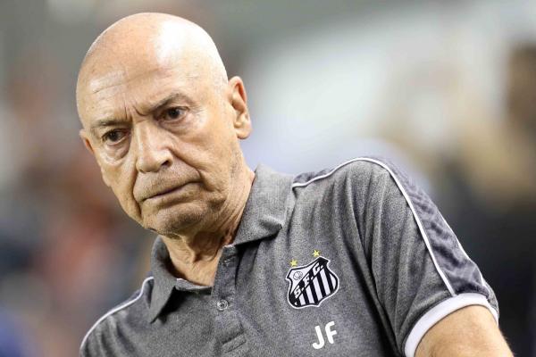 esualdo Ferreira, técnico do Santos, contra o Bragantino(Imagem:GUILHERME DIONíZIO/CÓDIGO19/ESTADÃO CONTEÚDO)