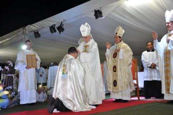 Monsenhor Edivalter Andrade é ordenado bispo da diocese de Floriano.(Imagem:Silvio Rui)