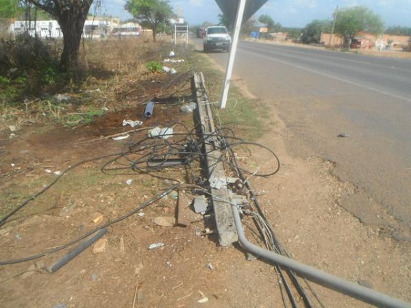 Caçamba atinge cordoalha de aço e derruba 4 postes de energia elétrica em Floriano.(Imagem:FlorianoNews)