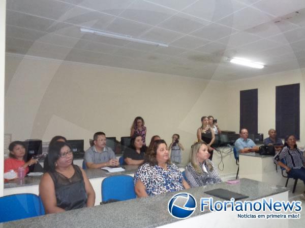 Seduc entrega portaria aos novos diretores de unidades de ensino em Floriano.(Imagem:FlorianoNews)