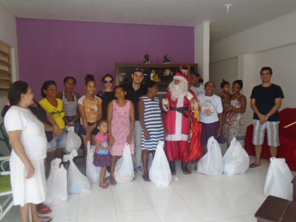 Famílias do bairro Bosque Santa Teresinha recebem cestas básicas em Floriano.(Imagem:FlorianoNews)