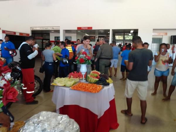 Café da manhã, benção solene e música ao vivo marcam os 22 anos da Cajueiro Motos em Floriano.(Imagem:FlorianoNews)