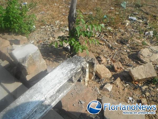 Caminhão bate em fiação elétrica e derruba postes em Floriano.(Imagem:FlorianoNews)