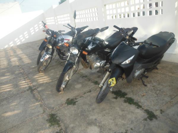 Motos sem documentação são apreendidas pela PM em Floriano.(Imagem:FlorianoNews)