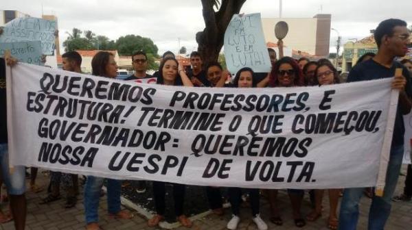 Acadêmicos da UESPI de Floriano realizam manifestação em busca de melhorias.(Imagem:FlorianoNews)