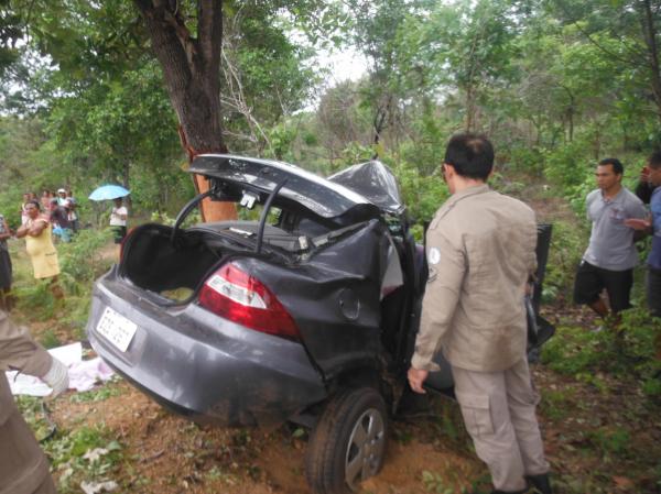 Veículo sai da pista, colide em árvore e deixa duas pessoas mortas na BR-343.(Imagem:FlorianoNews)