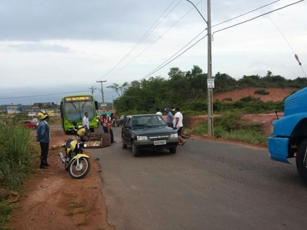 Moradores interditaram via principal do Vale do Gavião em protesto.(Imagem:Felipe Pereira)