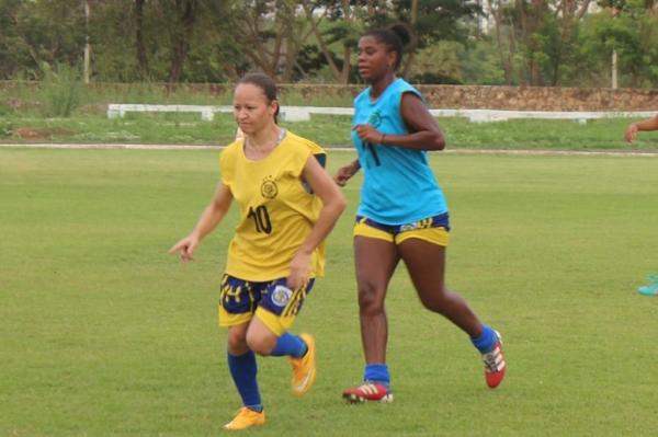 Daniela (colete azul) em treino do Tiradentes-PI.(Imagem:Josiel Martins)