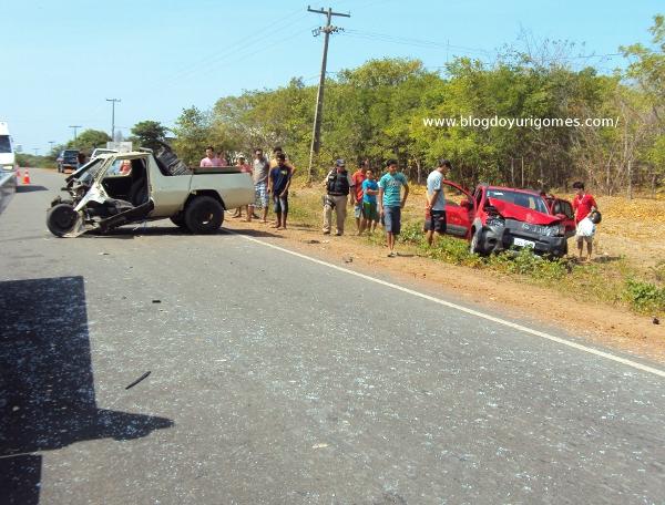 Colisão envolvendo carros deixa dois feridos na BR-402.(Imagem:Blog do Yuri Gomes)