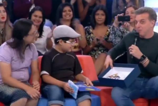 Luciano Huck é criticado por dar álbum da Copa usado para menino.(Imagem:Reprodução)