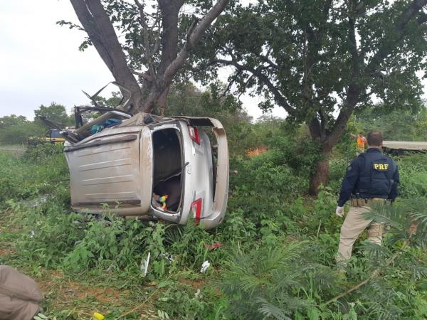Rodovia da Morte: Hilux sai da pista, colide em árvore e motorista morre na BR-135(Imagem:Divulgação/PRF-PI)