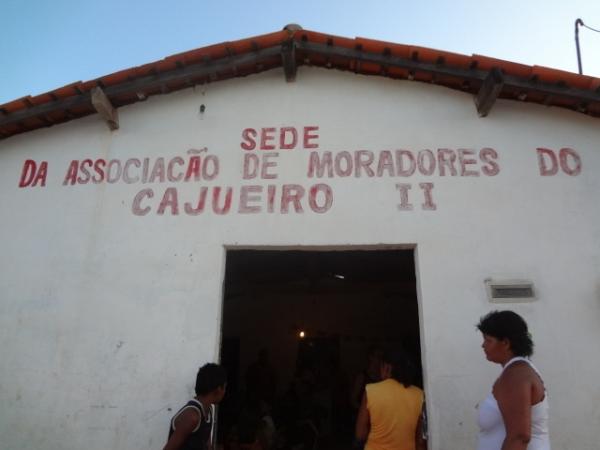 Sr Gregório Monteiro entregou cestas básicas aos moradores do Cajueiro Dois.(Imagem:FlorianoNews)
