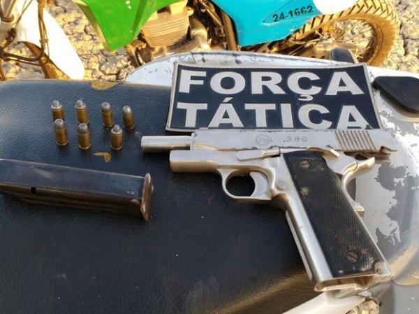 Policiais encontraram armas, munições e uma quantia em dinheiro.(Imagem:Polícia Militar/Divulgação)